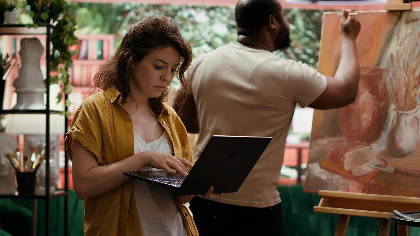 Команда живописцев совместно работает над новым рустикальным шедевром в художественно-ремесленном ателье.