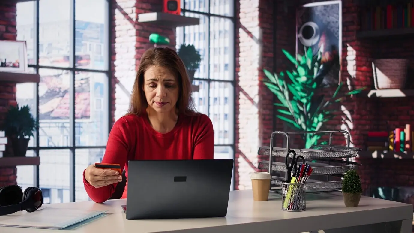 Ответственная женщина оплачивает свои счета и занимается налогами на ноутбуке.