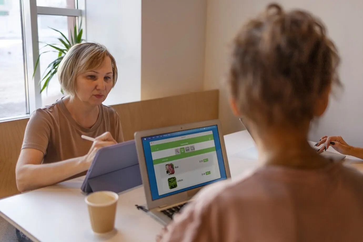 Женщина старшего возраста работает и проводит время с друзьями.